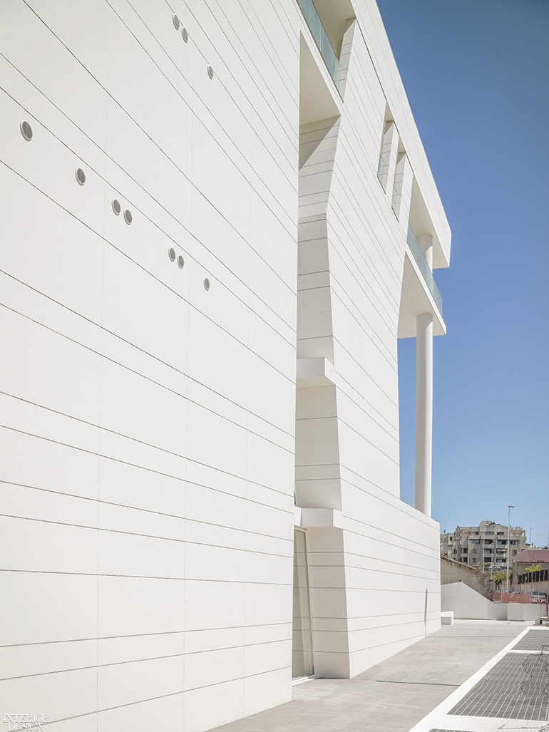 Porcelain cladding in a high-end retail environment